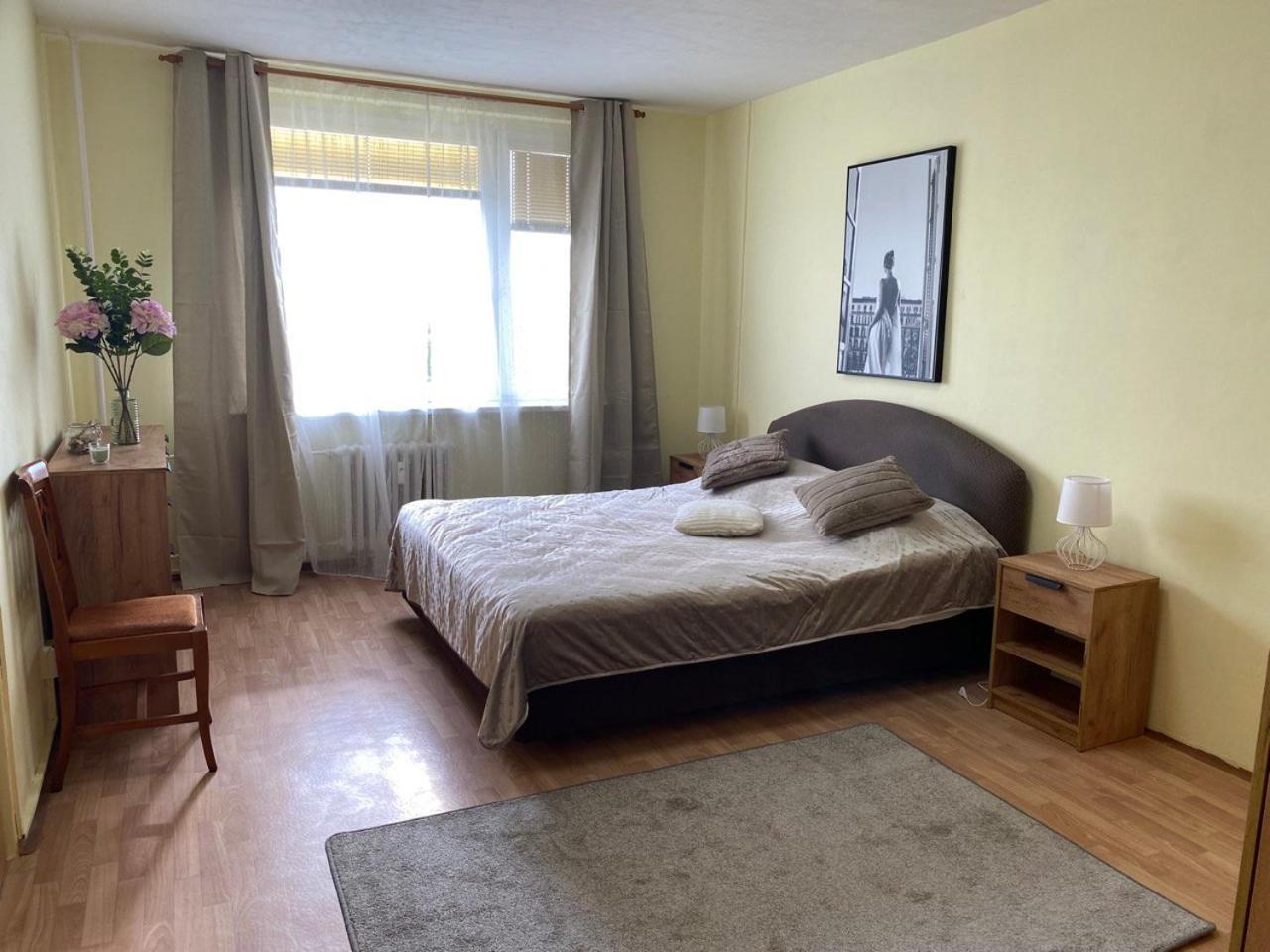 Apartmany 2Kk U Fakultni Nemocnice Volne Parkovani Hradec Kralove Bagian luar foto