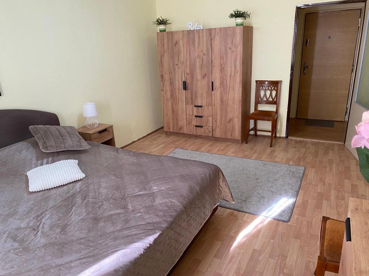 Apartmany 2Kk U Fakultni Nemocnice Volne Parkovani Hradec Kralove Bagian luar foto