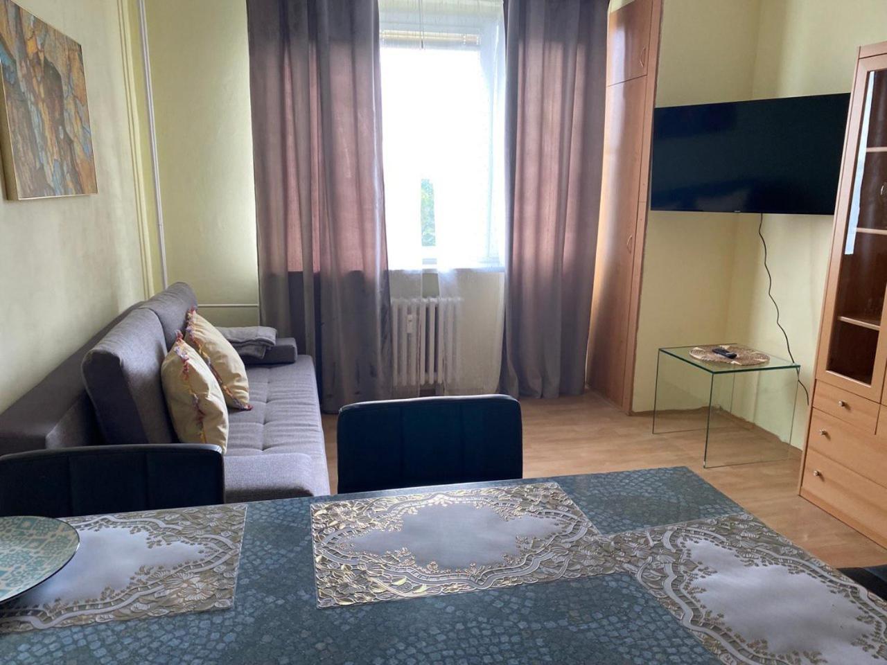 Apartmany 2Kk U Fakultni Nemocnice Volne Parkovani Hradec Kralove Bagian luar foto